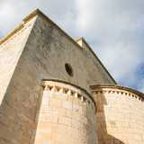 La parte posteriore � costituita da tre absidi, tipiche dell�epoca bizantina: quella centrale � di dimensioni maggiori rispetto alle due laterali ma tutte presentano una merlatura superiore a denti di sega